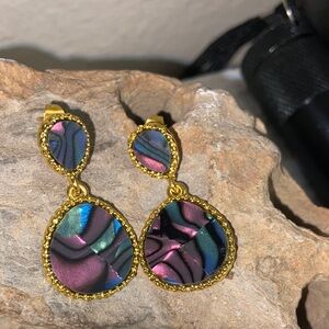 5/$10❤️❤️❤️NEW Gold Tone Faux Abalone Teardrop Stud Earrings